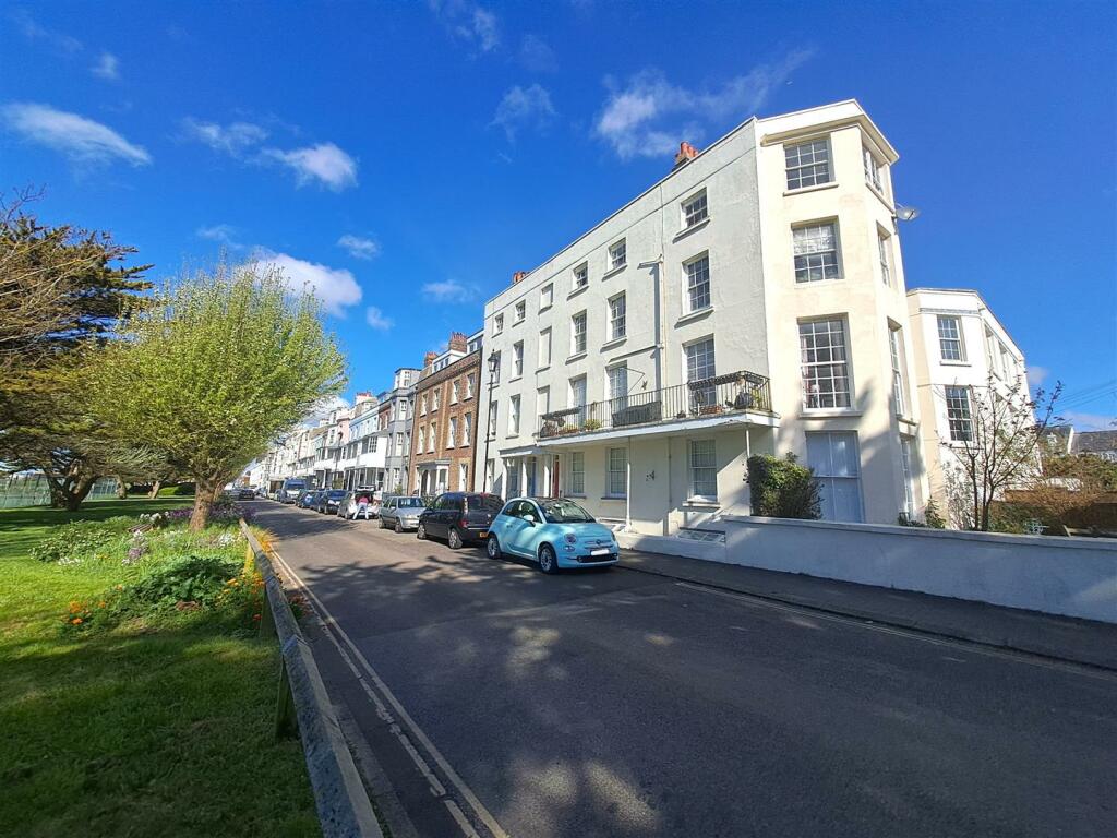 2 bedroom flat for rent in South Terrace, Littlehampton, BN17