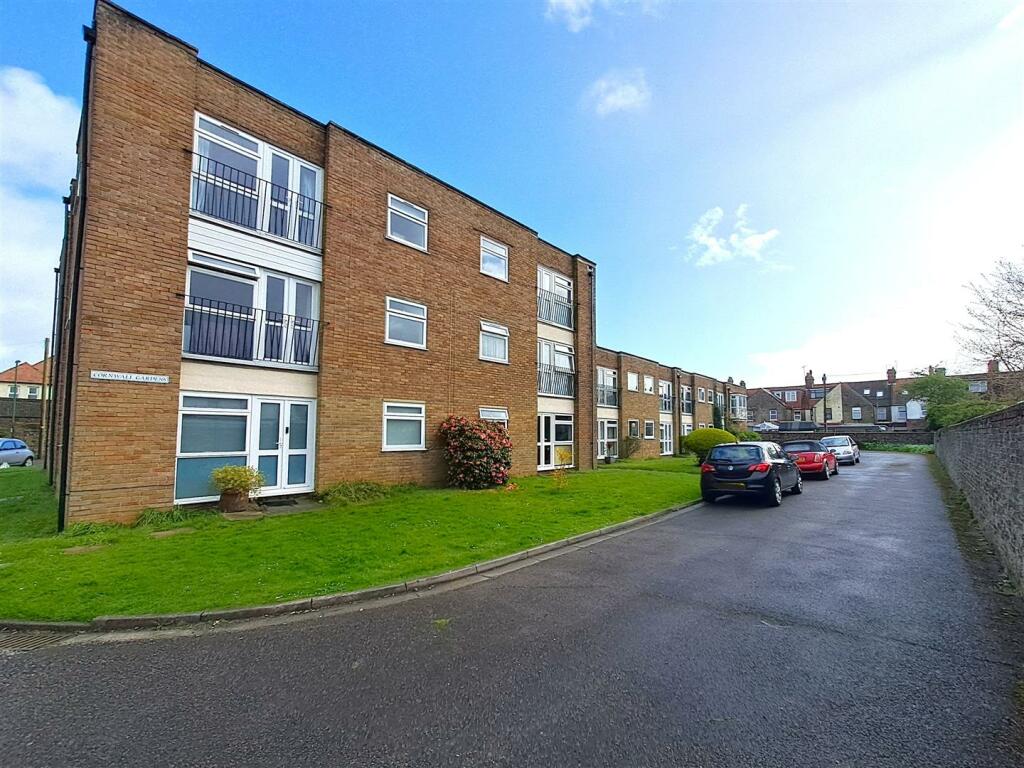 1 bedroom flat for sale in York Road, Littlehampton, BN17
