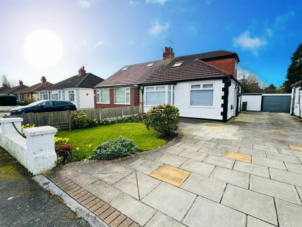 3 bedroom semidetached bungalow for sale in Birchfield Way, Lydiate, L31
