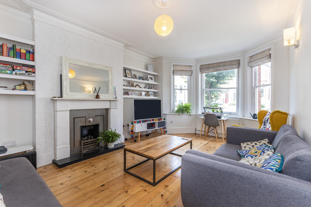 2 bedroom flat for sale in Lyncroft Gardens, London, NW6