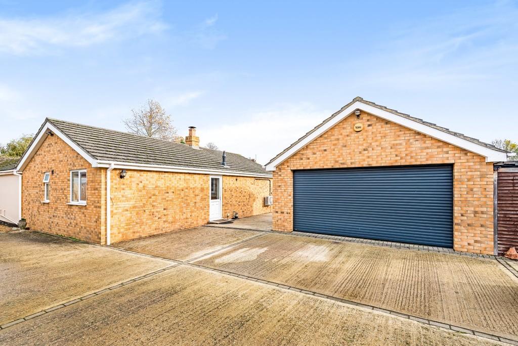 6 bedroom detached bungalow for sale in South Wootton, PE30