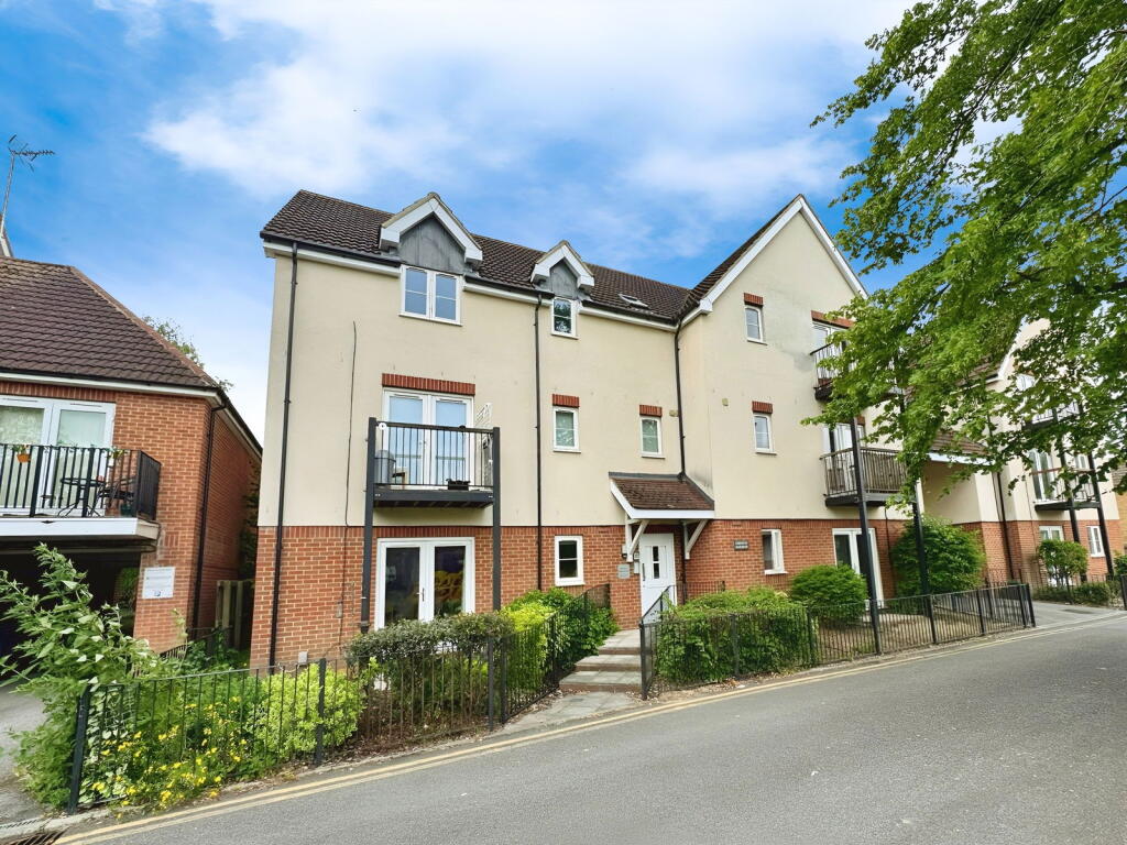 Main image of property: The Moorings, Swindon, SN1 5AD