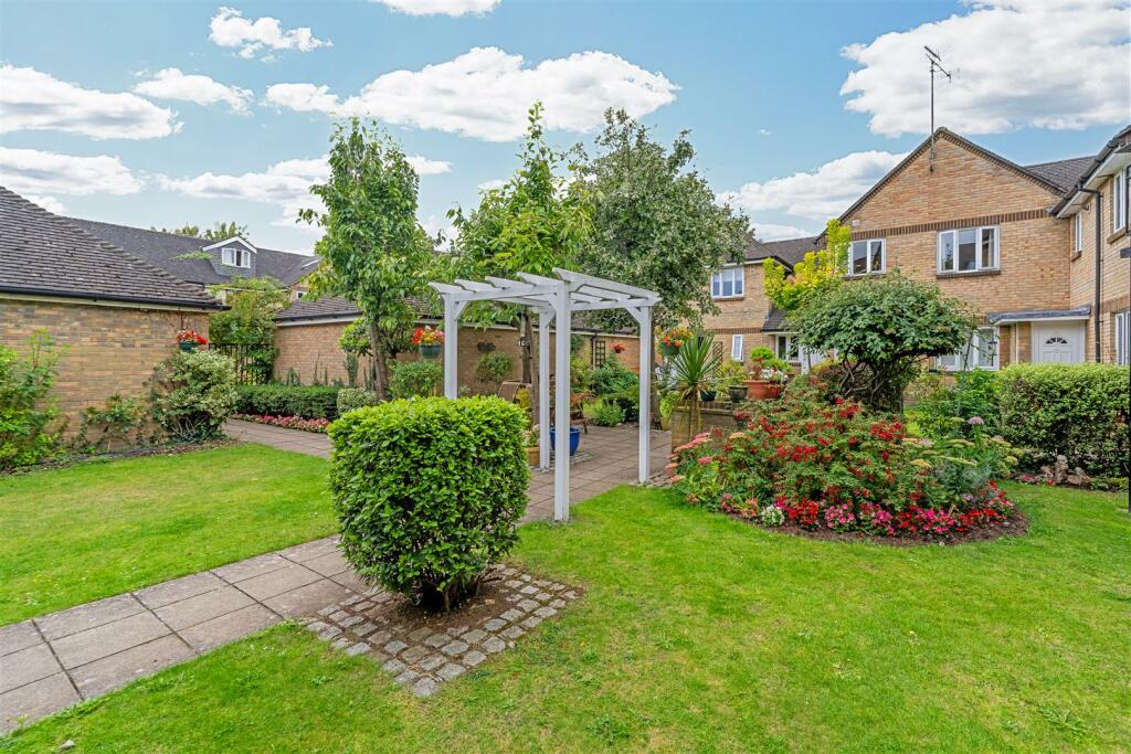 2 bedroom apartment for sale in Manor House Way, Isleworth, TW7