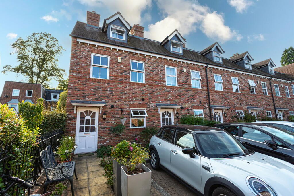 3 bedroom end of terrace house for sale in Hart House Court, Hartley