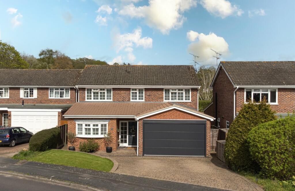 4 bedroom detached house for sale in Primrose Drive, Hartley Wintney