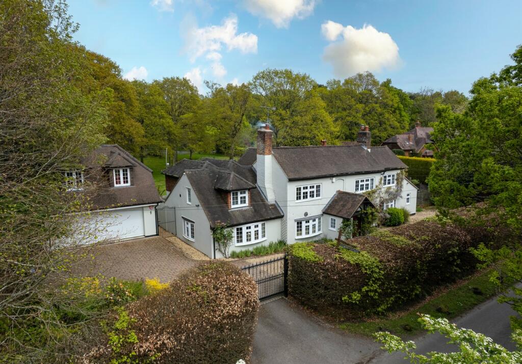 6 bedroom detached house for sale in Lower Sandhurst Road