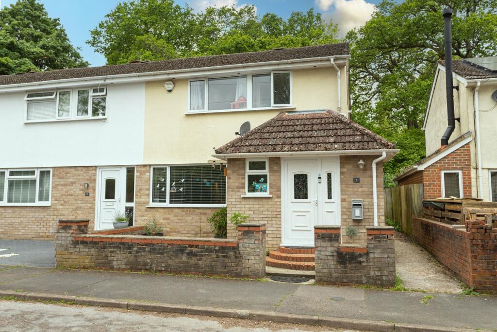 3 bedroom end of terrace house for sale in Mortimer Close, Hartley
