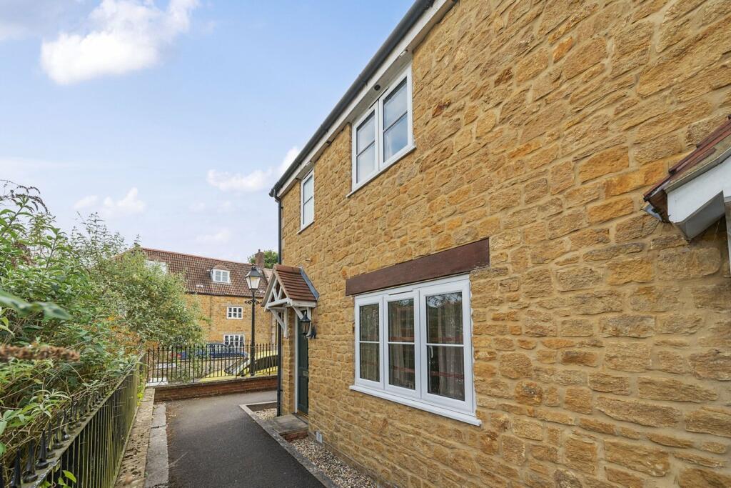 3 bedroom end of terrace house for sale in Castle Rise, Castle Cary, BA7