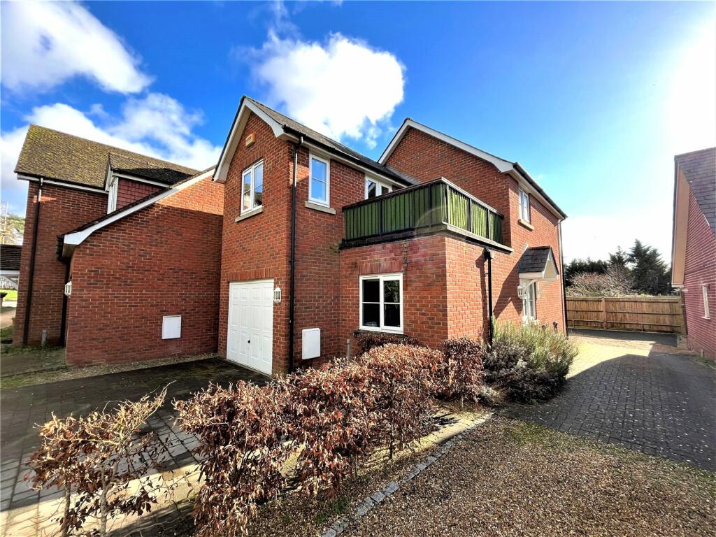 3 bedroom detached house for sale in Avonside Court, Ringwood