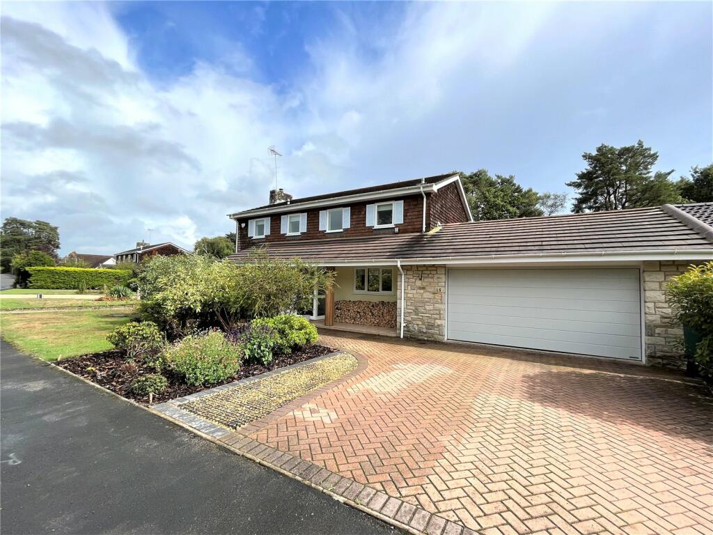 4 bedroom detached house for sale in Grosvenor Close, Ashley Heath