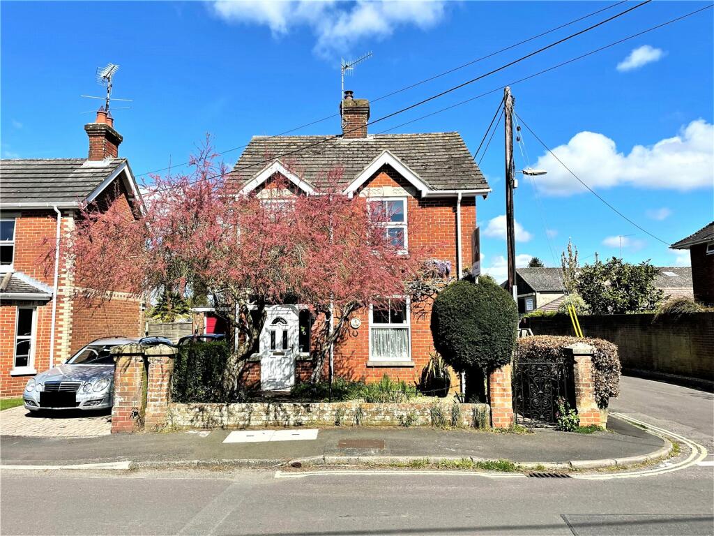 3 bedroom detached house for sale in Alexandra Road, Fordingbridge