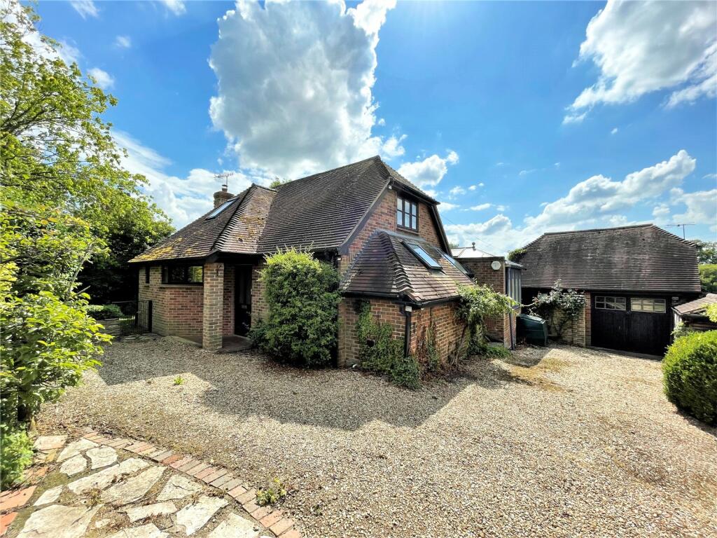 3 bedroom detached house for sale in High St, Woodgreen, Fordingbridge