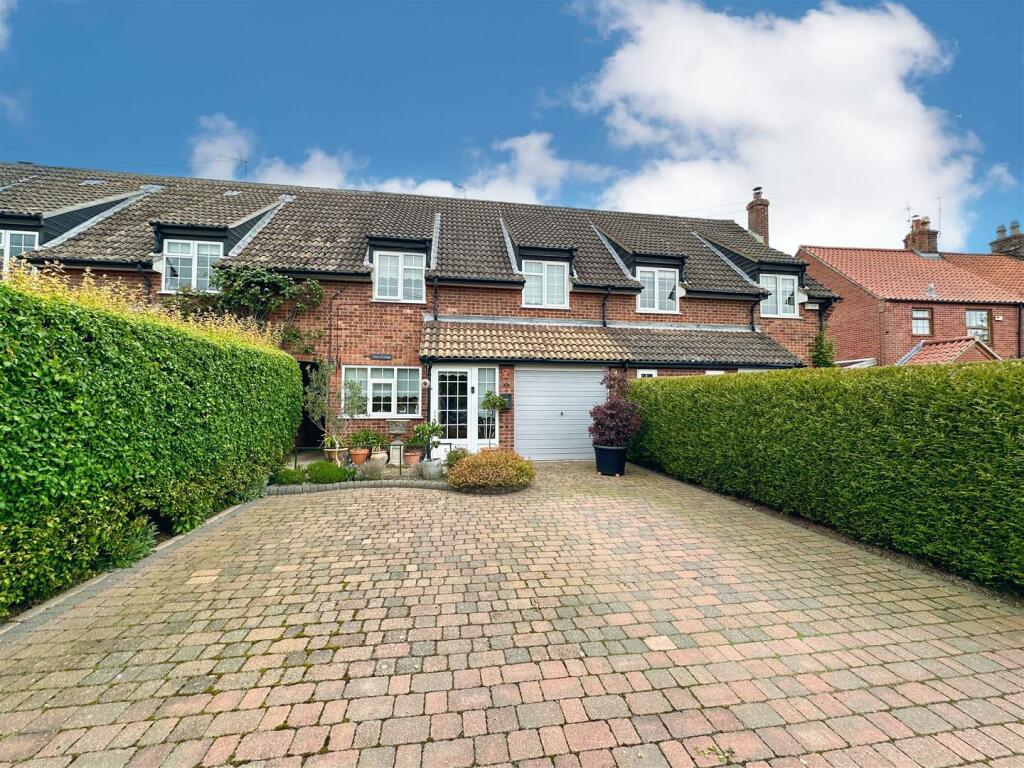 3 bedroom terraced house for sale in Damgate Lane, Acle NR13