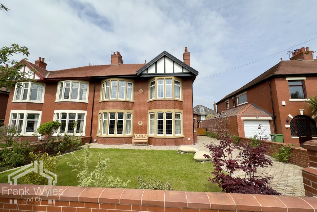 6 bedroom semidetached house for sale in Laverton Road, Lytham St