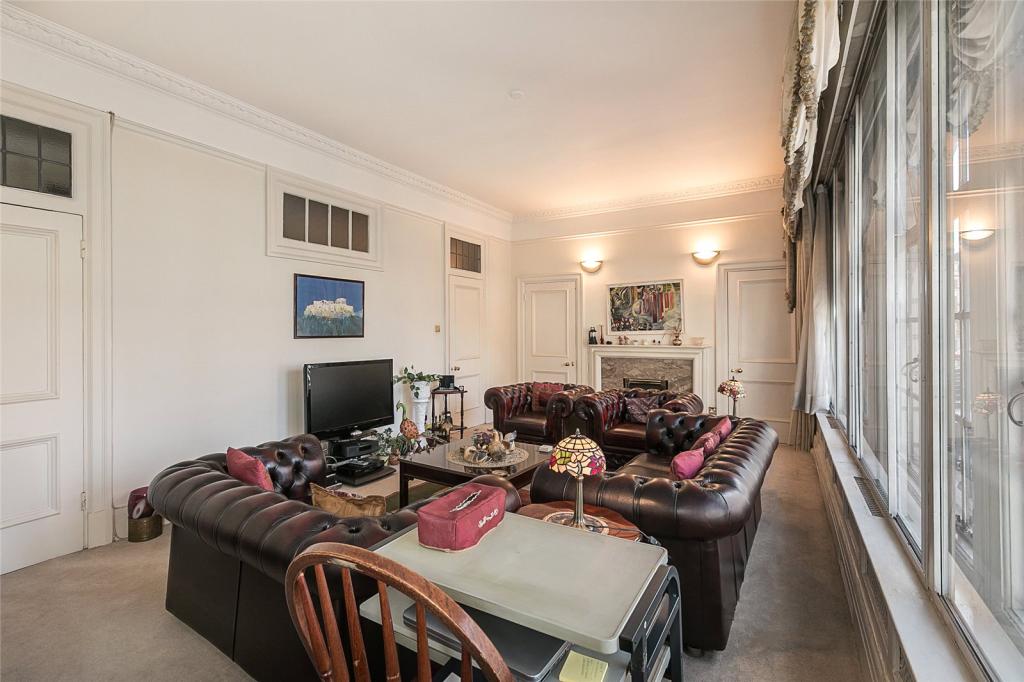 2 bedroom flat for sale in Chiltern Court, Baker Street, London, NW1