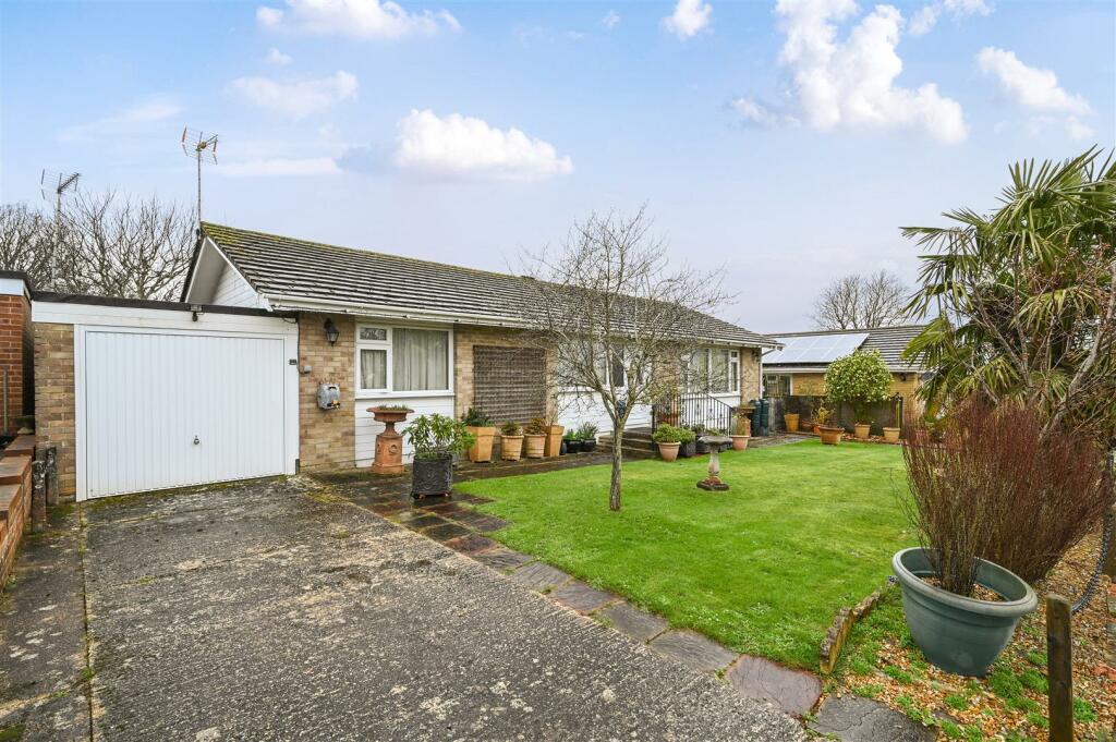 3 bedroom detached bungalow for sale in Furners Mead, Henfield, BN5