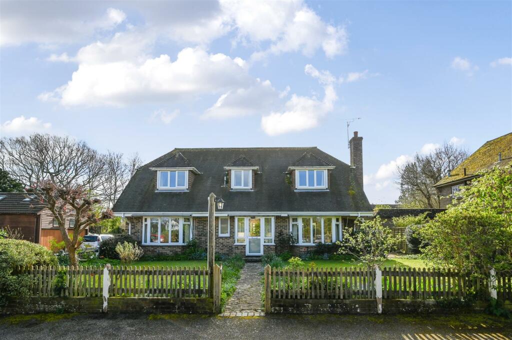 4 bedroom property for sale in Hacketts Lane, Upper Station Road