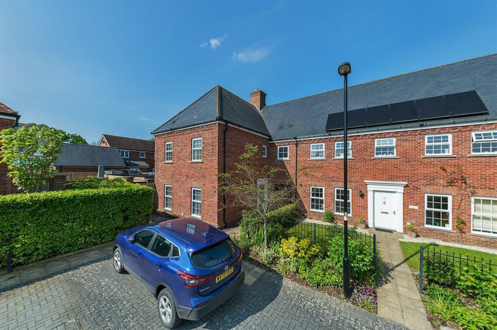 3 bedroom semidetached house for sale in Meadow Drive, Henfield, BN5