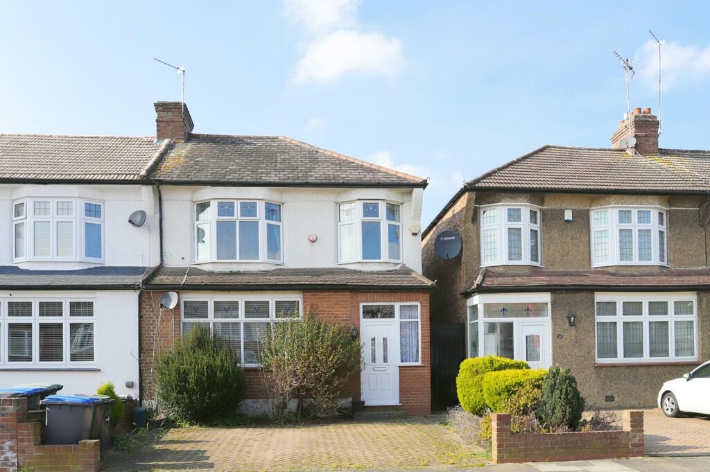 3 bedroom end of terrace house for sale in Faversham Avenue, Enfield
