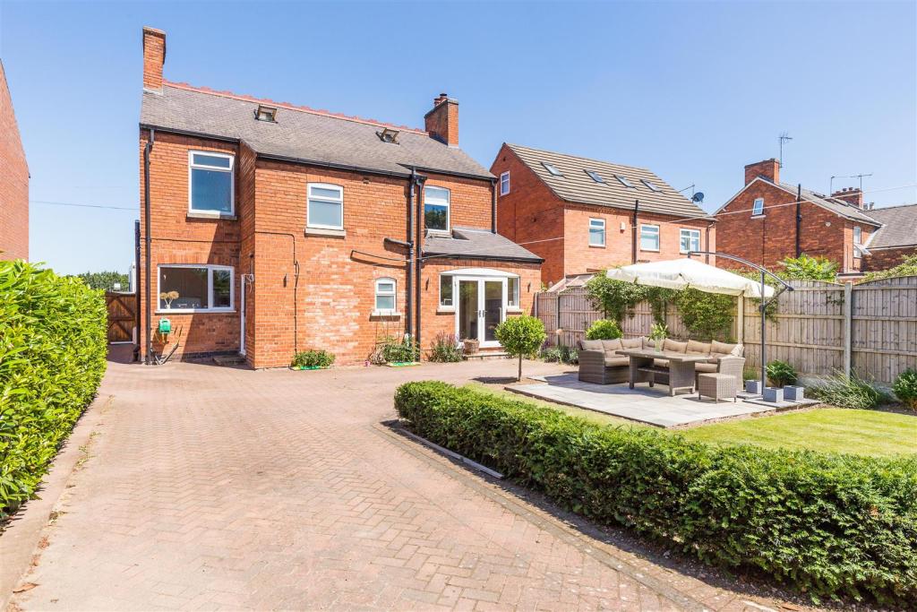 4 bedroom detached house for sale in London Road, Newark