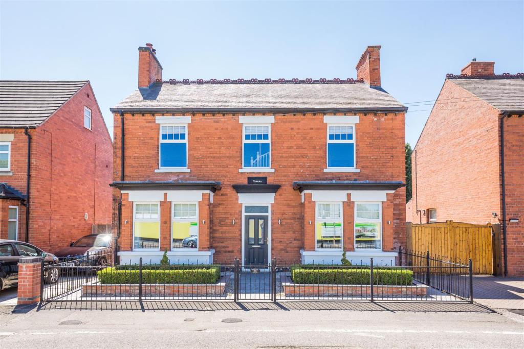 4 bedroom detached house for sale in London Road, Newark