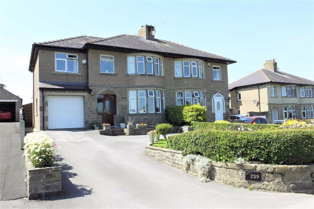 4 bedroom semidetached house for sale in Gisburn Road, Barnoldswick