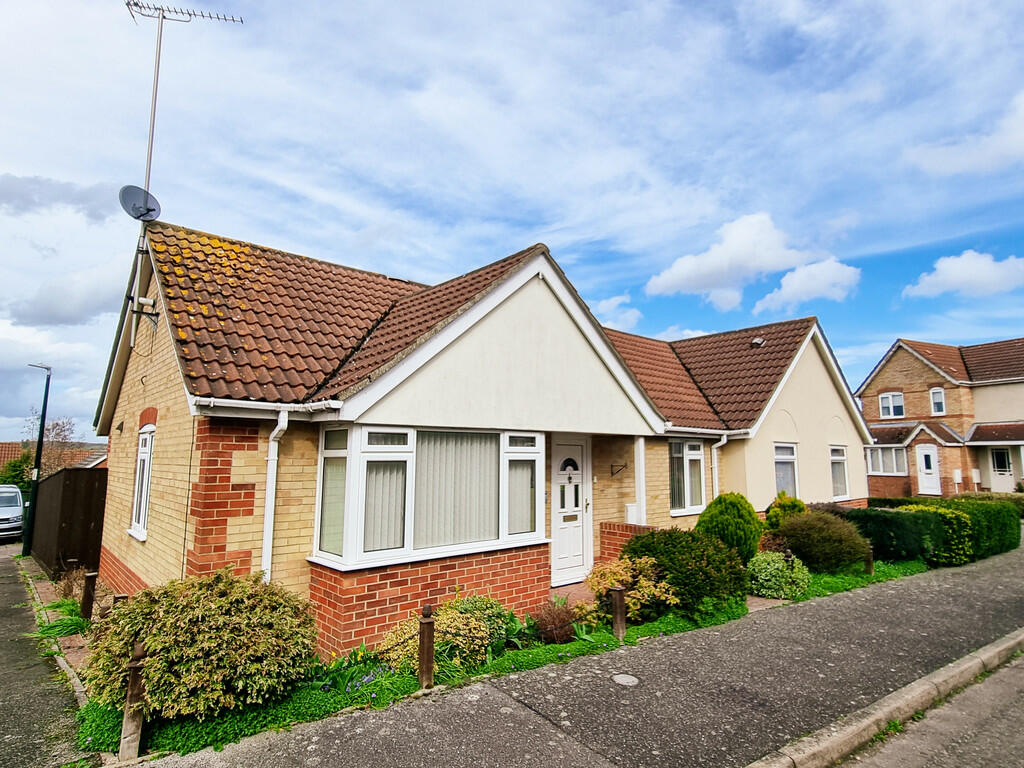 2 bedroom semidetached bungalow for sale in Hempstead Road, Haverhill, CB9