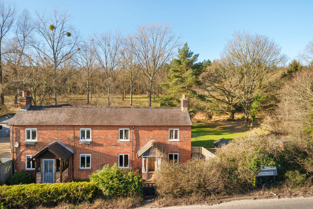 2 bedroom semidetached house for sale in Farnham Road, Farnham, GU10