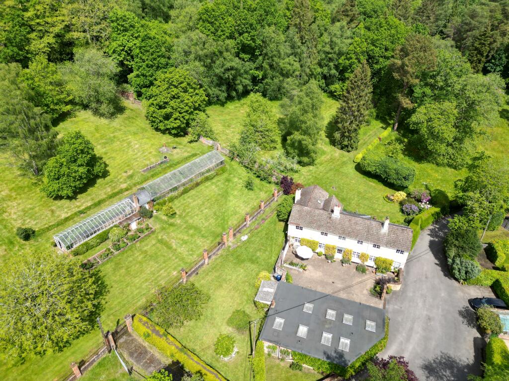 5 bedroom detached house for sale in Gardeners Hill Road, Farnham, GU10