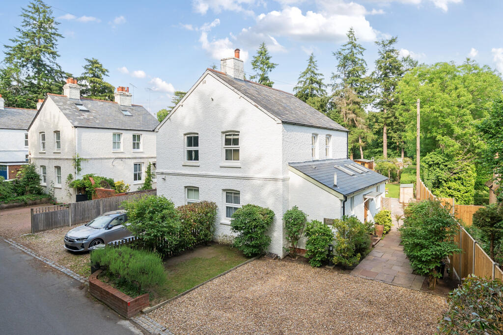 Main image of property: Hamlash Lane, Farnham, GU10