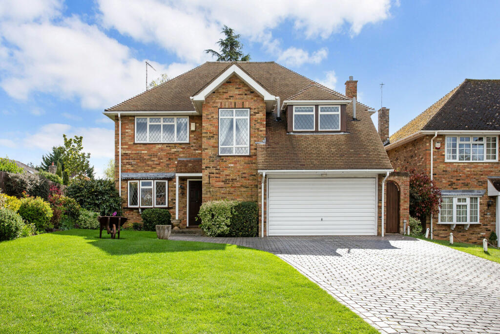 4 bedroom detached house for sale in Ellwood Rise, Chalfont St. Giles, HP8