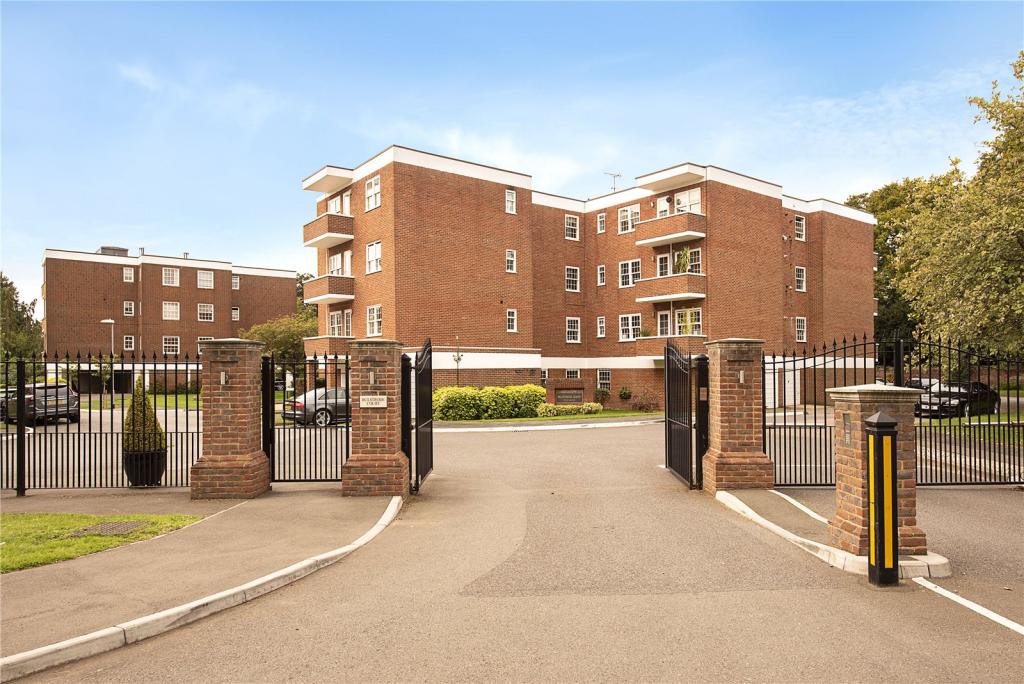 2 bedroom flat for sale in Bulstrode Court, Gerrards Cross, Buckinghamshire, SL9