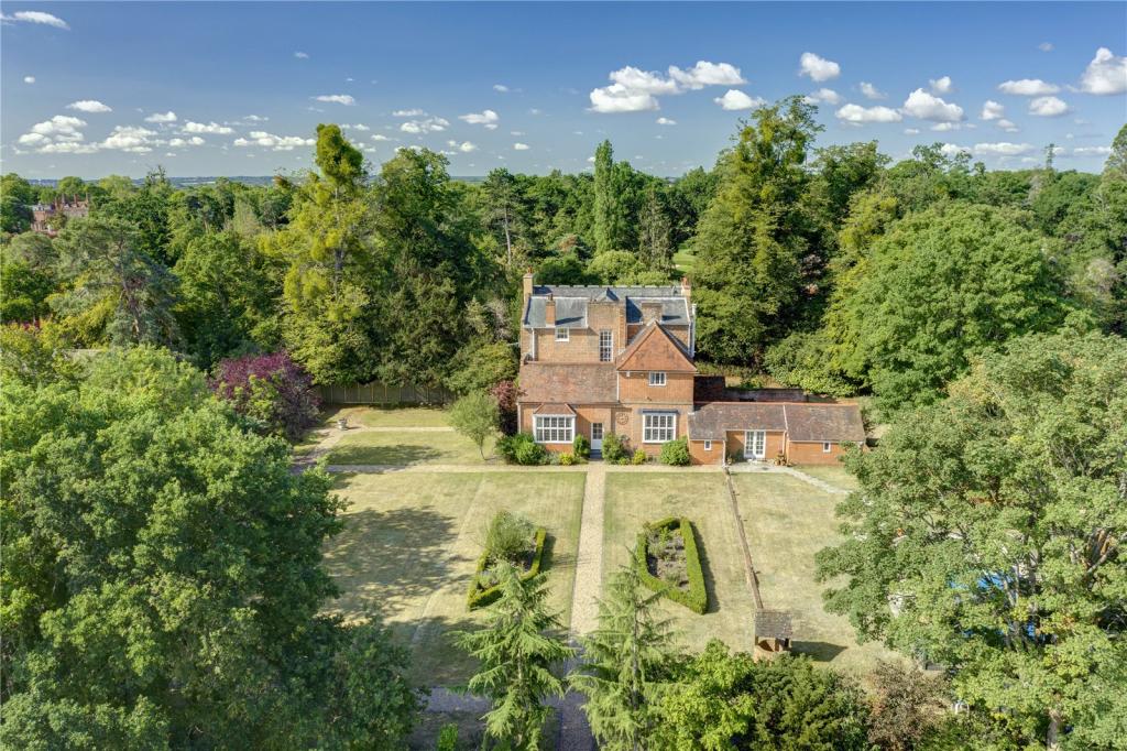 8 bedroom detached house for sale in Park Road, Stoke Poges, Buckinghamshire, SL2