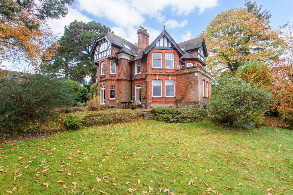 3 bedroom flat for sale in Ballfield Road, GODALMING, GU7