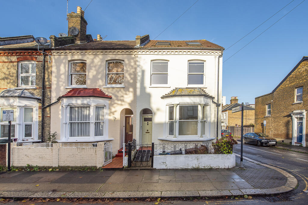3 bedroom end of terrace house for sale in Hamilton Road, Brentford, TW8