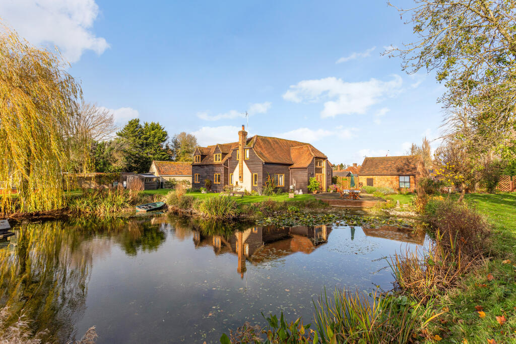 5 bedroom detached house for sale in Drayton Beauchamp, Buckinghamshire