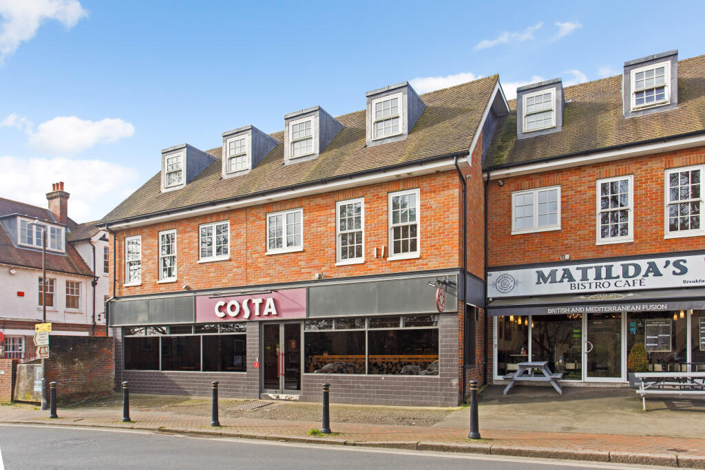 2 bedroom flat for sale in Station Approach, Great Missenden, HP16