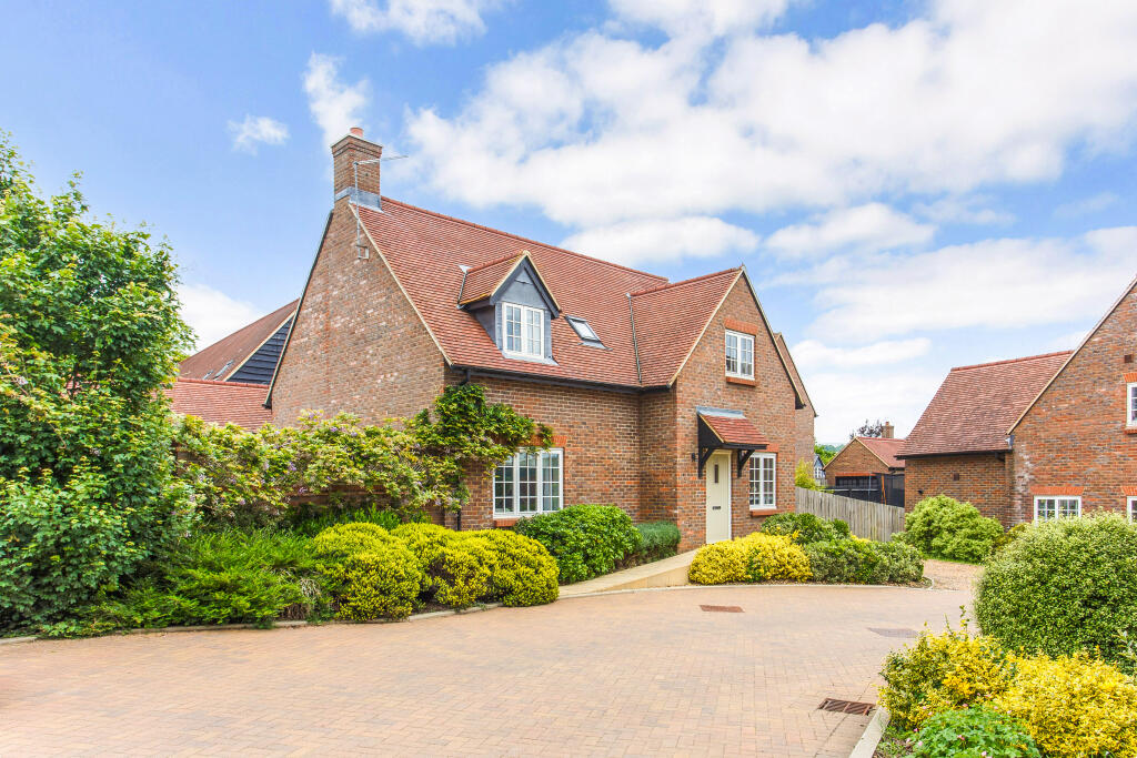 4 bedroom detached house for sale in Woodland View, Saunderton, HP14