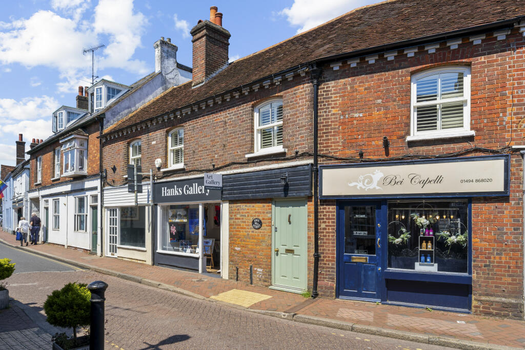 3 bedroom flat for sale in High Street, Great Missenden, HP16