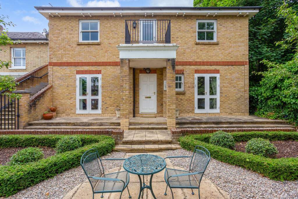 Main image of property: Farnham Heights, Guildford, GU1