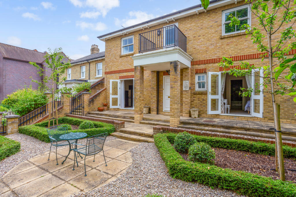 Main image of property: Farnham Heights, Guildford, GU1