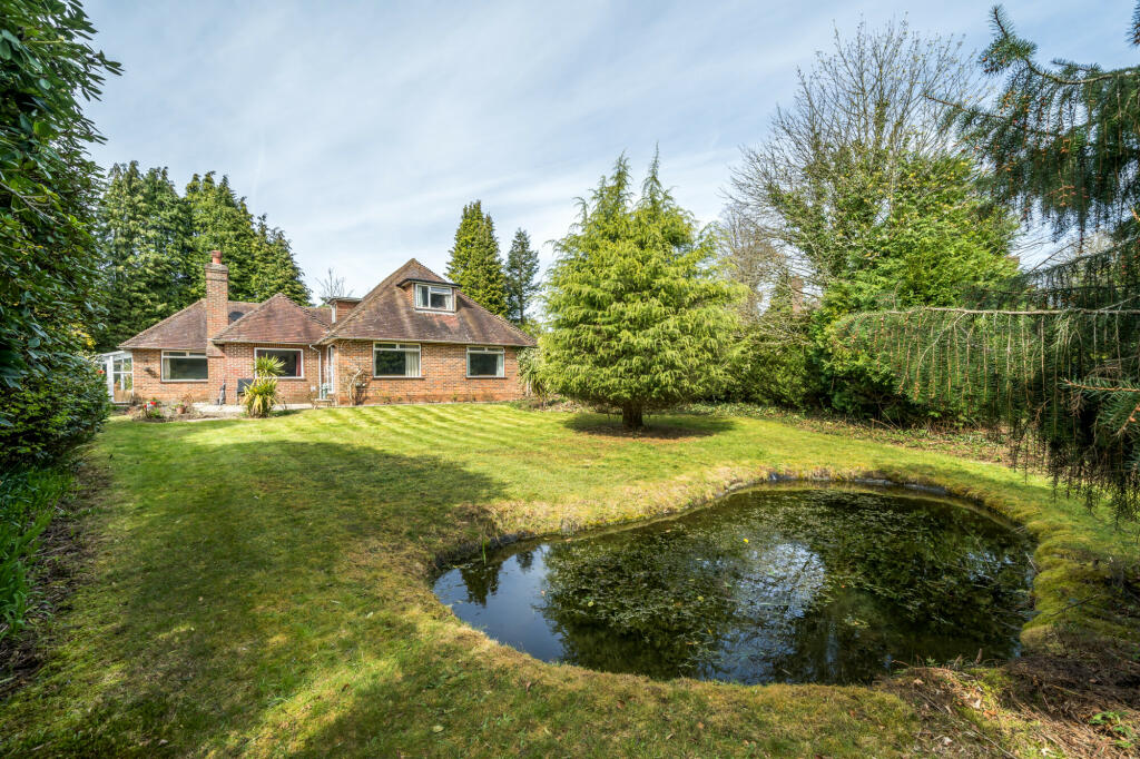 4 bedroom detached house for sale in Derby Road, HASLEMERE, GU27