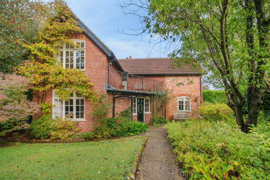 Main image of property: Linkside East, Hindhead, GU26