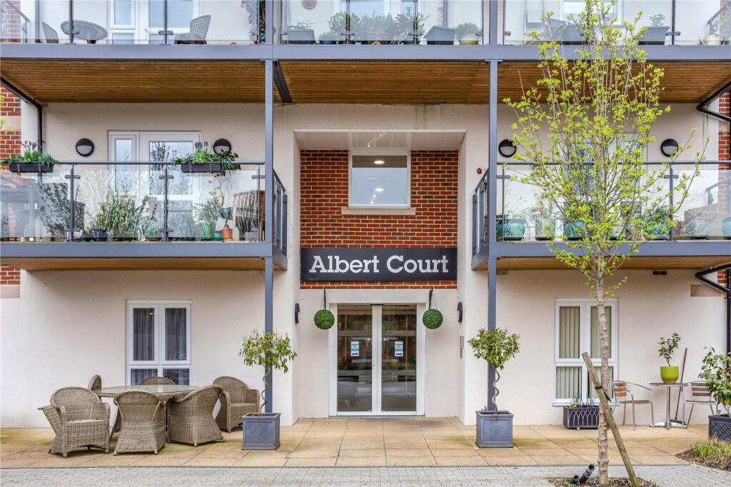 2 bedroom flat for sale in Reading Road, Henleyonthames, RG9