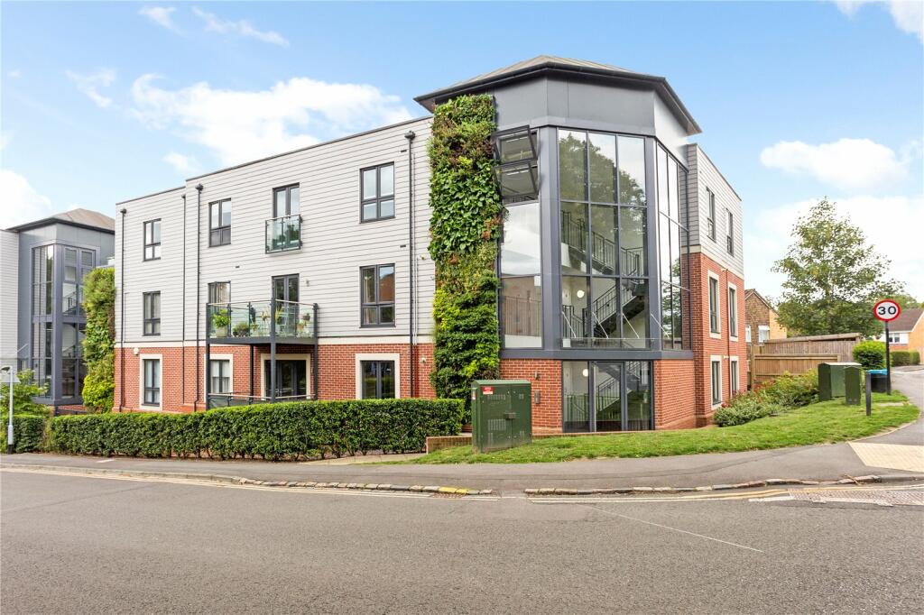 1 bedroom flat for sale in Deanfield Avenue, HENLEYONTHAMES, RG9
