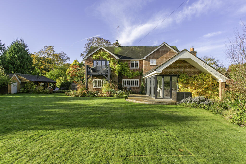 5 bedroom detached house for sale in Mill Road, Lower Shiplake, RG9