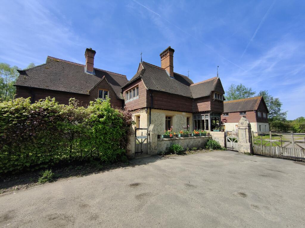 5 bedroom detached house for sale in Blackmoor Road, LISS, GU33