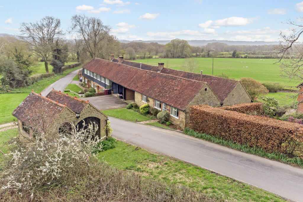 3 bedroom cottage for sale in Liphook, GU30
