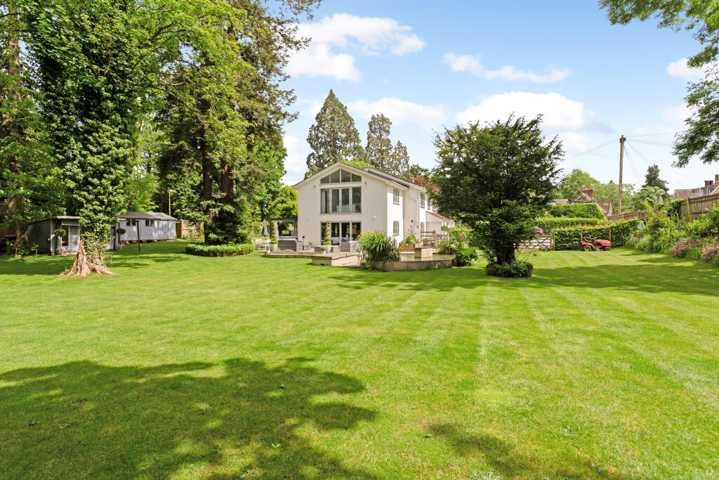 5 bedroom detached house for sale in Midhurst Road, Liphook, GU30