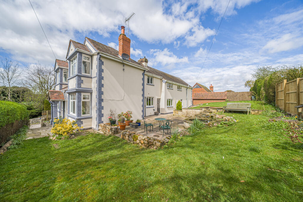 5 bedroom detached house for sale in High Street Ogbourne St